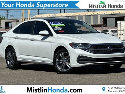 Used 2024 Volkswagen Jetta SE image 1