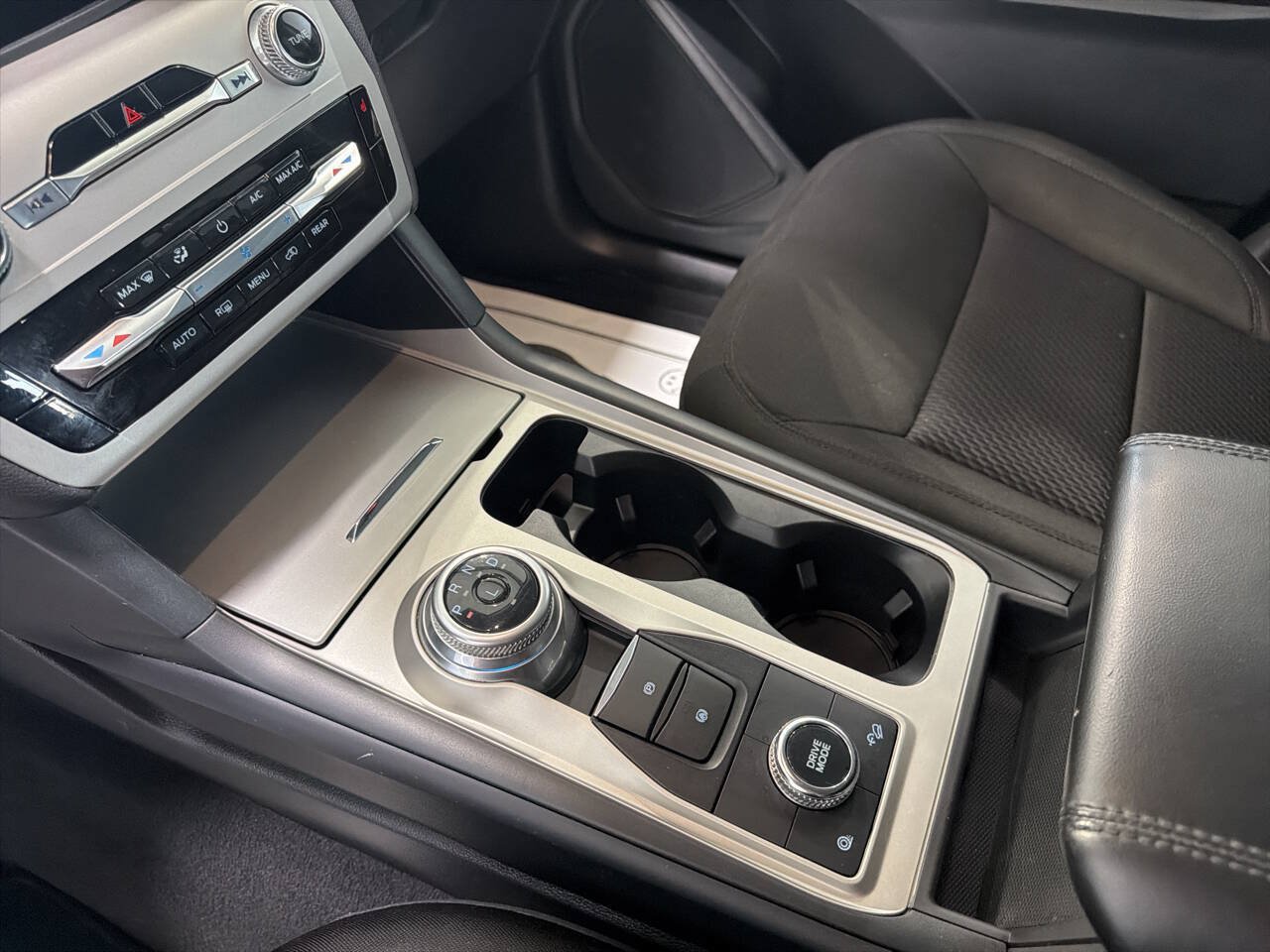 Used 2023 Ford Explorer XLT AWD/4WD image 9