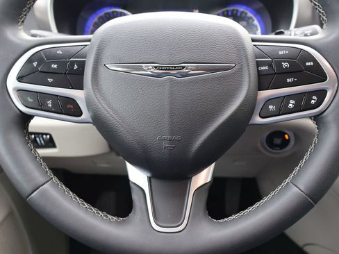 Used 2023 Chrysler Pacifica Touring-L image 13