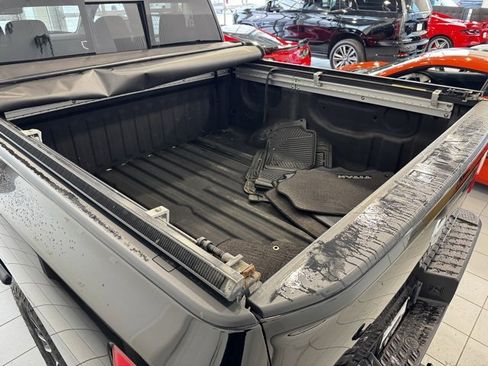 Used 2020 Nissan Titan SV image 41