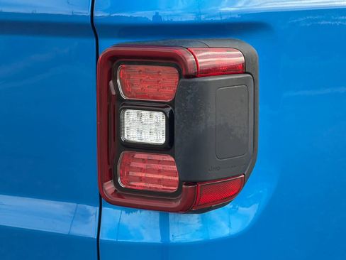 Used 2022 Jeep Gladiator Overland image 27