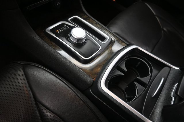 Used 2020 Chrysler 300 Limited RWD image 4