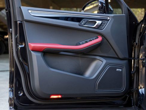 Certified 2025 Porsche Macan image 23