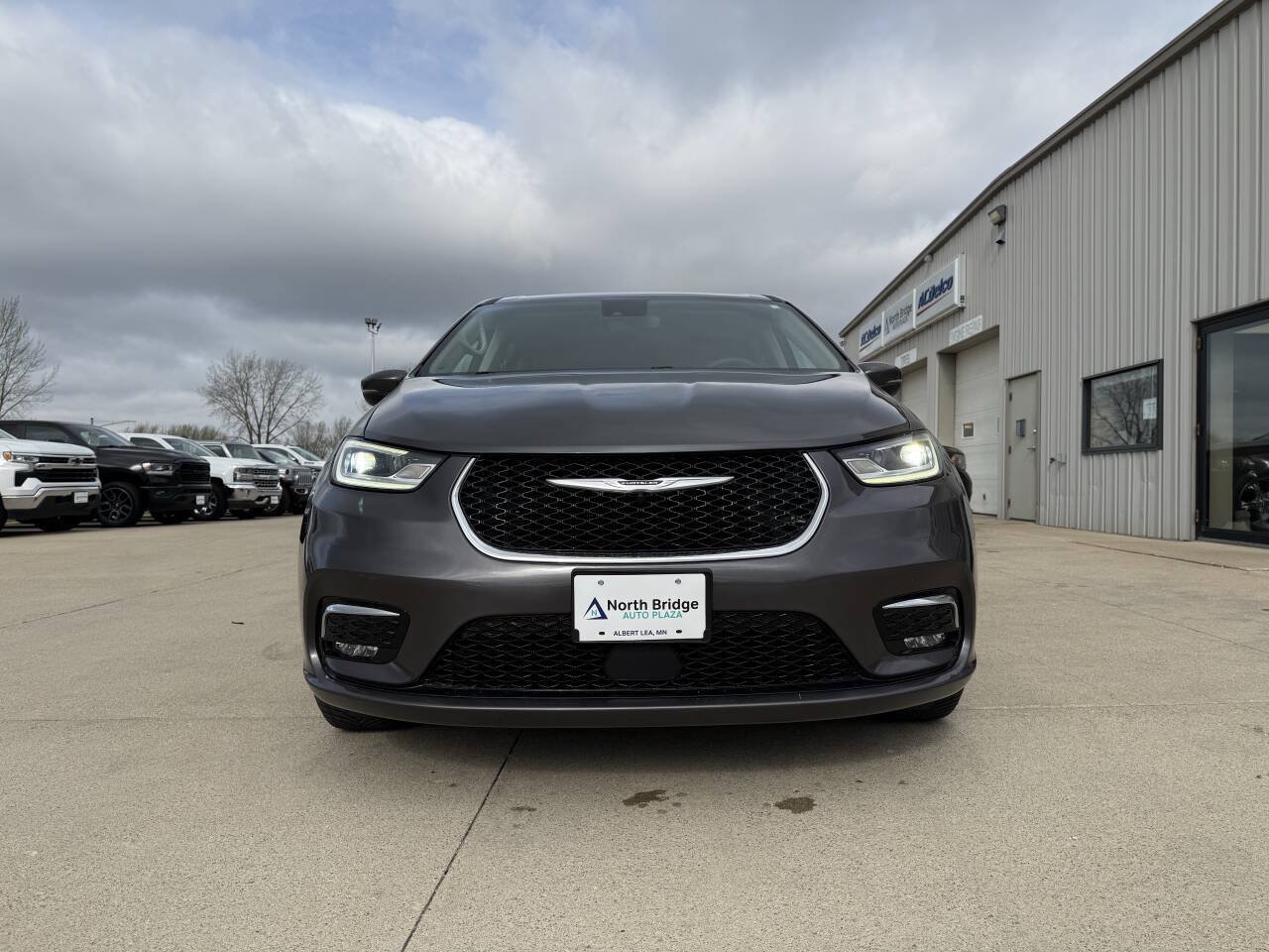 Used 2023 Chrysler Pacifica Touring-L AWD/4WD image 29