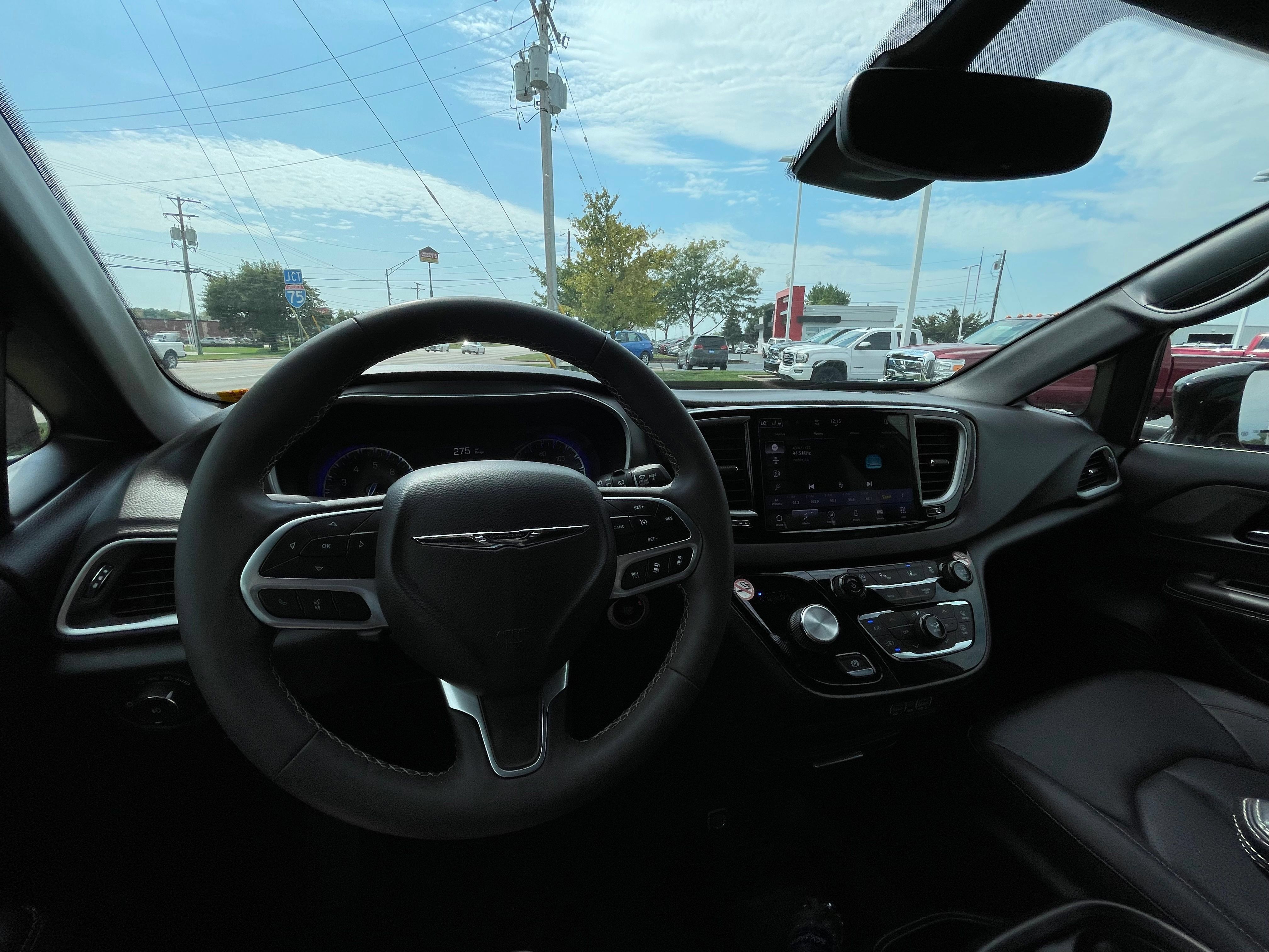 Used 2025 Chrysler Pacifica Select FWD image 9