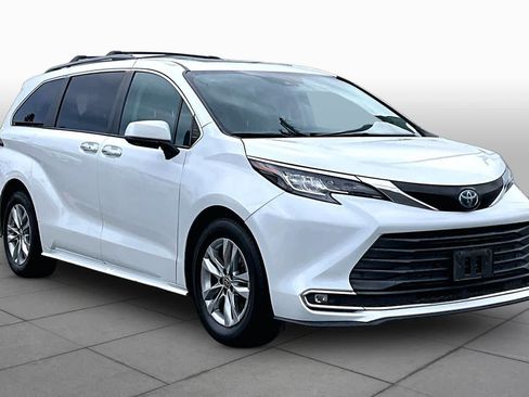 Used 2022 Toyota Sienna XLE w/ XLE Plus Package FWD image 2