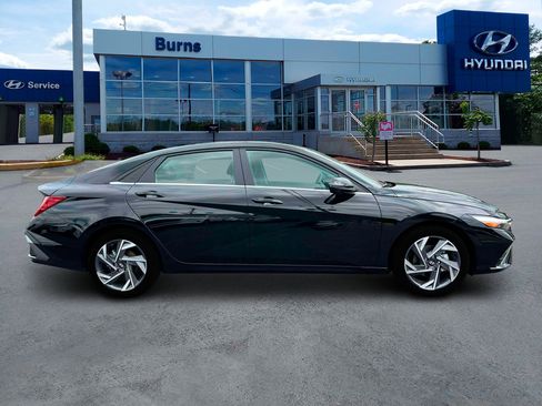 New 2025 Hyundai Elantra Limited image 9