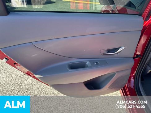 Used 2022 Hyundai Elantra SE image 15