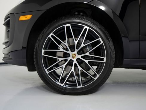 Certified 2025 Porsche Macan AWD/4WD image 17