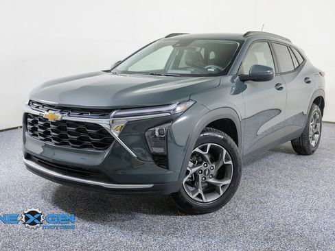 Used 2025 Chevrolet Trax LT FWD image 3