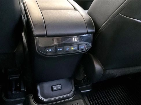 Used 2022 Toyota Highlander XLE AWD/4WD image 10