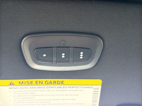 Used 2025 Chrysler Pacifica Select FWD image 32