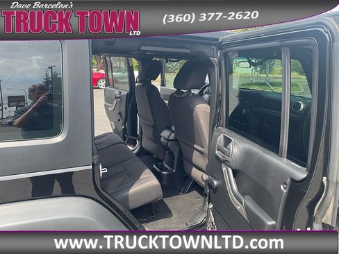 Used 2015 Jeep Wrangler Unlimited Sport w/ Max Tow Package AWD/4WD image 13