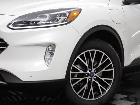 Used 2022 Ford Escape Titanium image 3