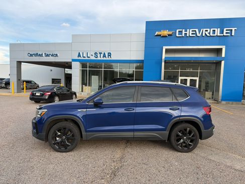 Used 2023 Volkswagen Taos SE w/ Panoramic Sunroof Package FWD image 3