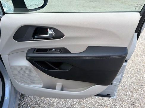 Used 2023 Chrysler Pacifica Touring-L FWD image 21