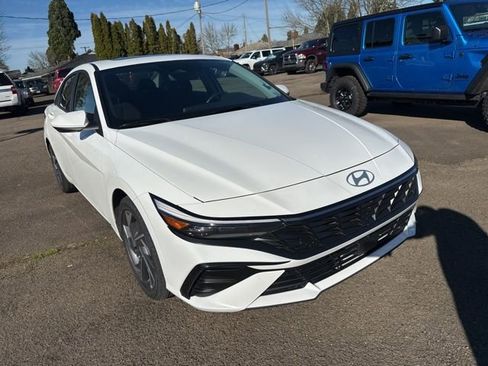 Used 2025 Hyundai Elantra SEL image 1