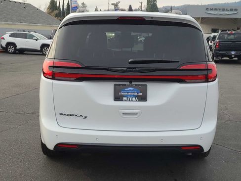 New 2026 Chrysler Pacifica Select w/ S Appearance Package image 13