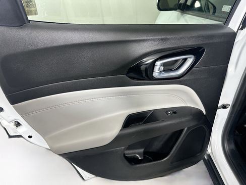 Used 2025 Jeep Compass Limited image 25