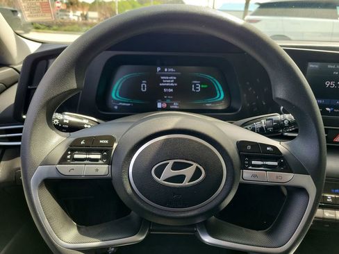 Used 2025 Hyundai Elantra Blue image 27