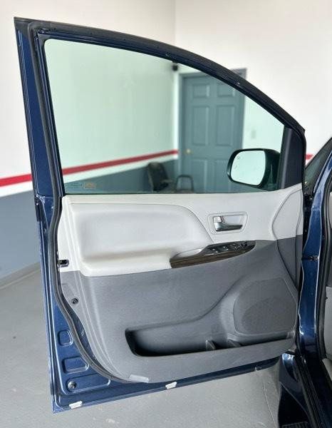 Used 2020 Toyota Sienna XLE w/ XLE Navigation Package FWD image 25