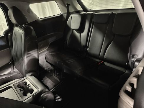 Used 2025 Kia Carnival image 30