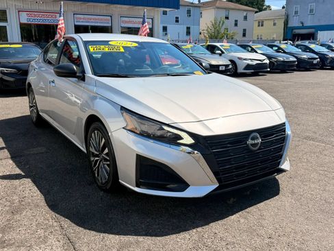 Used 2024 Nissan Altima 2.5 SV FWD image 2