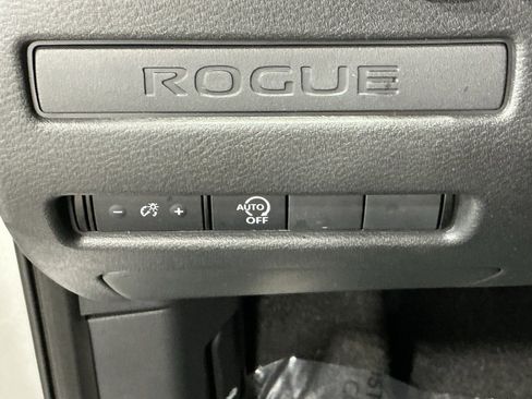 Used 2025 Nissan Rogue S image 13