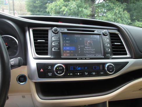 Used 2019 Toyota Highlander XLE AWD/4WD image 16