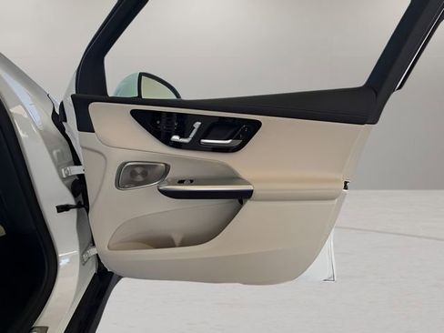 Used 2025 Mercedes-Benz GLC 350e 4MATIC image 38