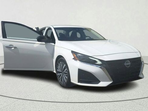 Used 2025 Nissan Altima 2.5 SV image 8