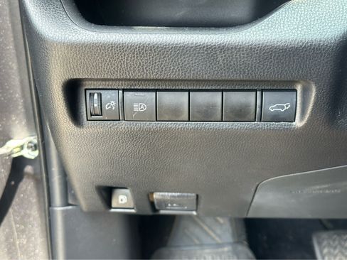 Used 2021 Toyota RAV4 XLE w/ Convenience Package AWD/4WD image 18