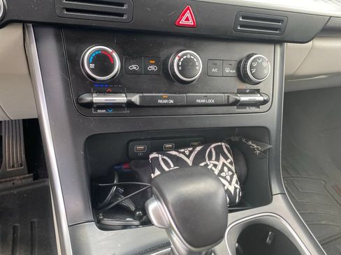 Used 2024 Kia Carnival LX FWD image 12
