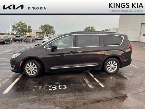 Used 2017 Chrysler Pacifica Touring-L FWD image 15