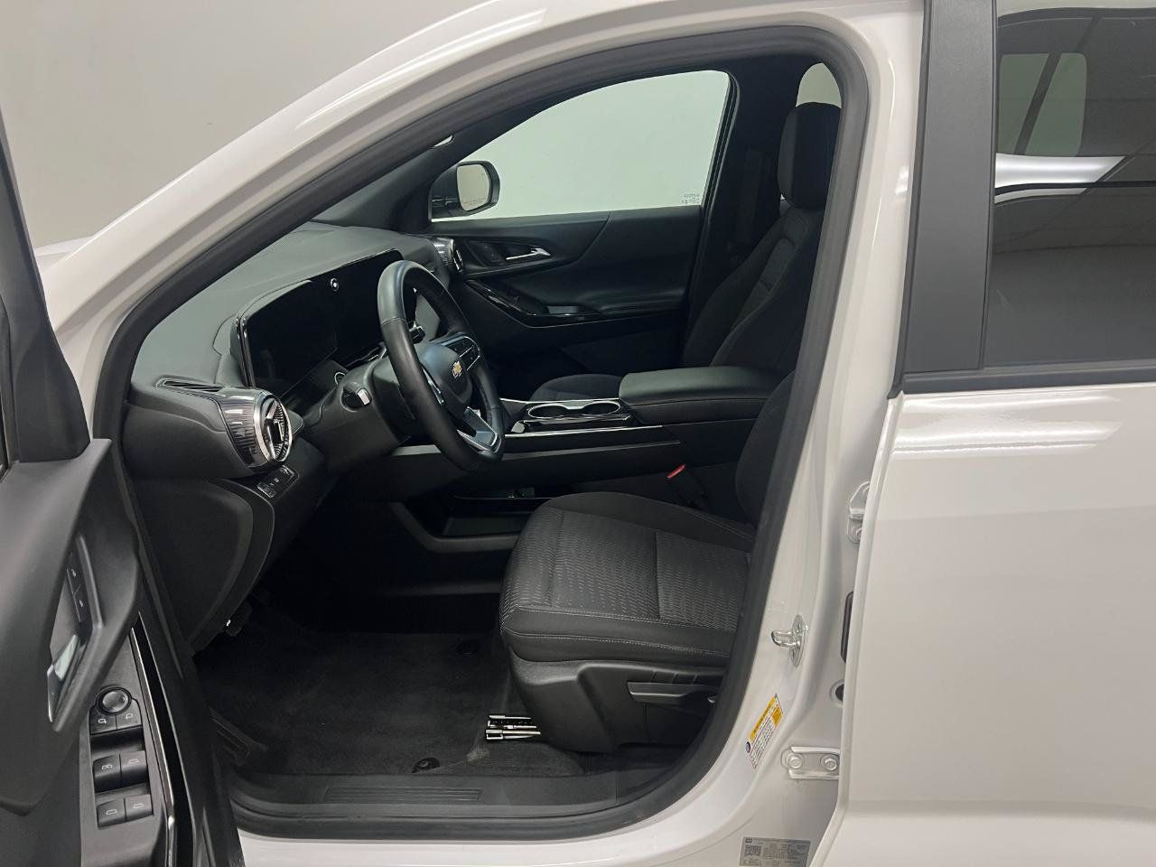 Used 2025 Chevrolet Equinox LT FWD image 26