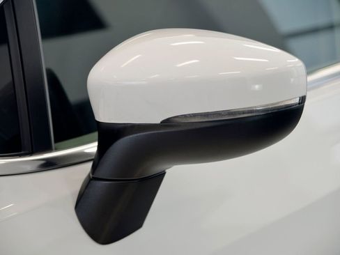 Used 2023 Chrysler Pacifica Touring-L FWD image 12