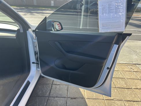 Used 2022 Tesla Model Y Long Range image 32