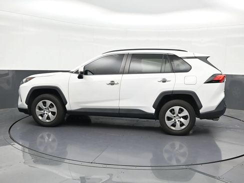 Used 2020 Toyota RAV4 LE FWD image 2