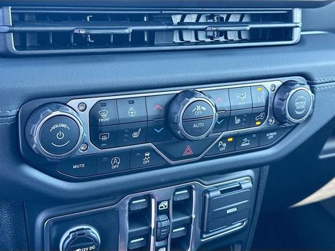New 2026 Jeep Gladiator Sport AWD/4WD image 11