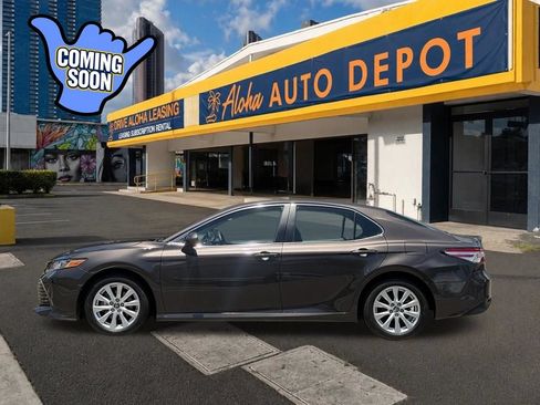 Used 2018 Toyota Camry LE FWD image 2
