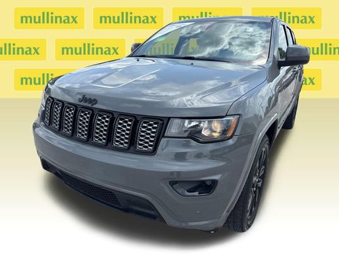 Used 2020 Jeep Grand Cherokee Altitude AWD/4WD image 10