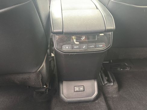 Used 2023 Toyota Highlander XLE AWD/4WD image 28