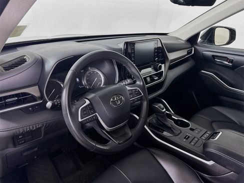 Used 2022 Toyota Highlander XLE image 4