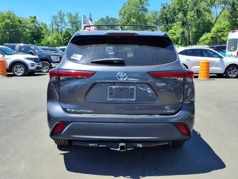 Used 2021 Toyota Highlander XLE AWD/4WD image 19