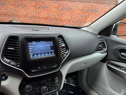 Used 2020 Jeep Cherokee Latitude Plus w/ Cold Weather Group image 17