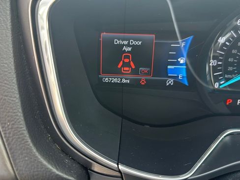 Used 2017 Ford Fusion SE w/ Fusion SE Technology Package image 4