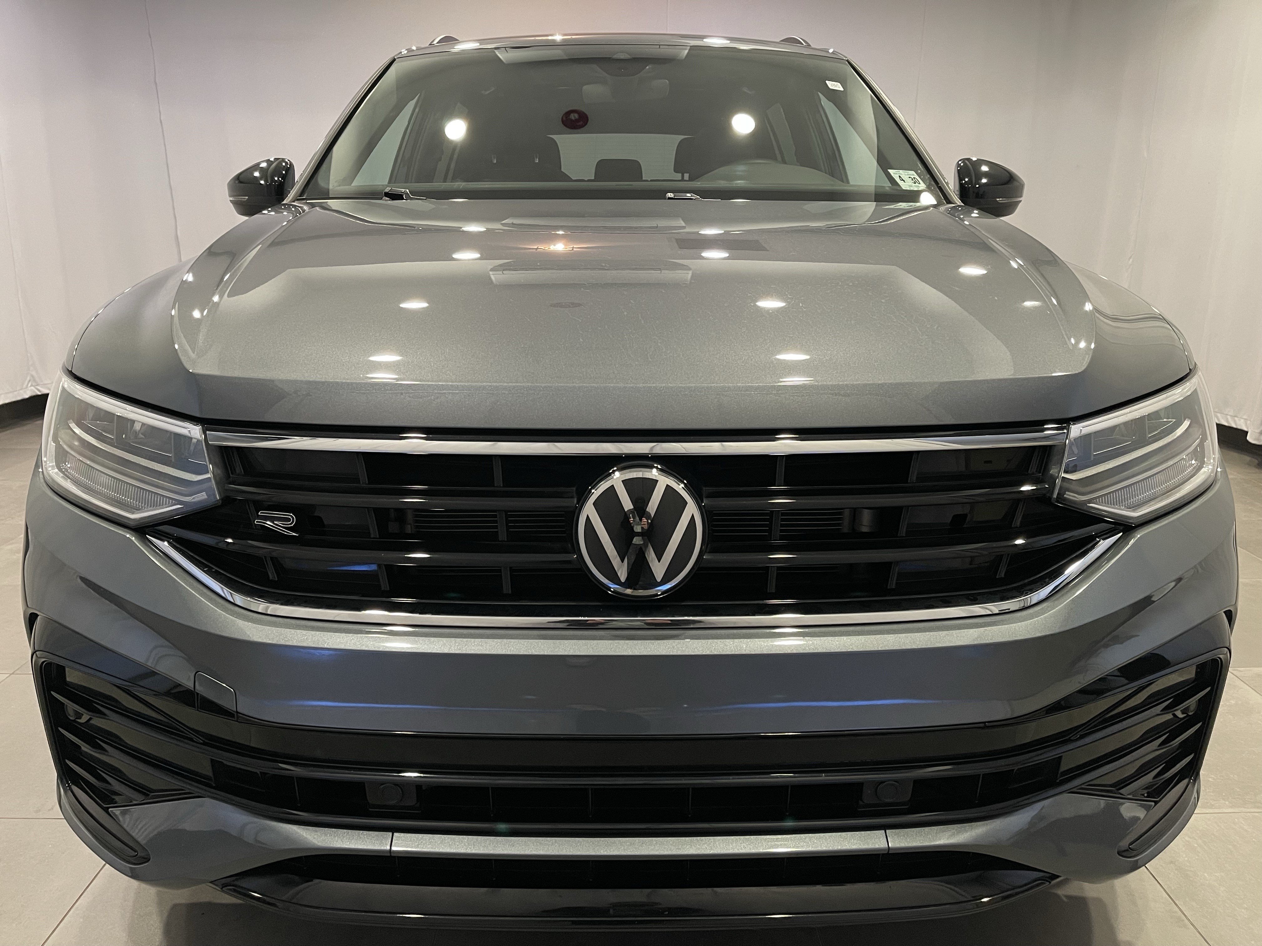 Used 2024 Volkswagen Tiguan SE R-Line AWD/4WD image 2