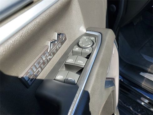 Used 2022 Chevrolet Silverado 1500 High Country w/ High Country Premium Package image 18
