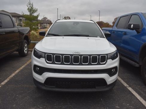 Used 2024 Jeep Compass Latitude image 2