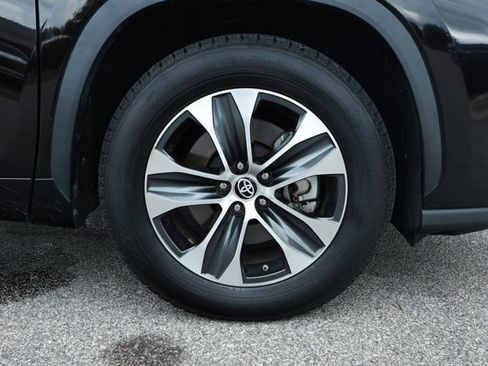 Used 2022 Toyota Highlander XLE FWD image 5